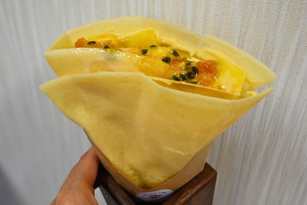 はなあふの期間限定クレープ「フローズンマンゴー＆パッションフルーツのソース」