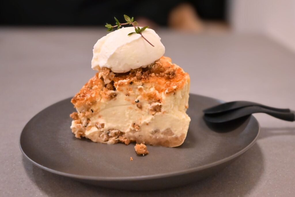 ゆか食堂デザート 林檎と紅茶のクランブルチーズケーキ