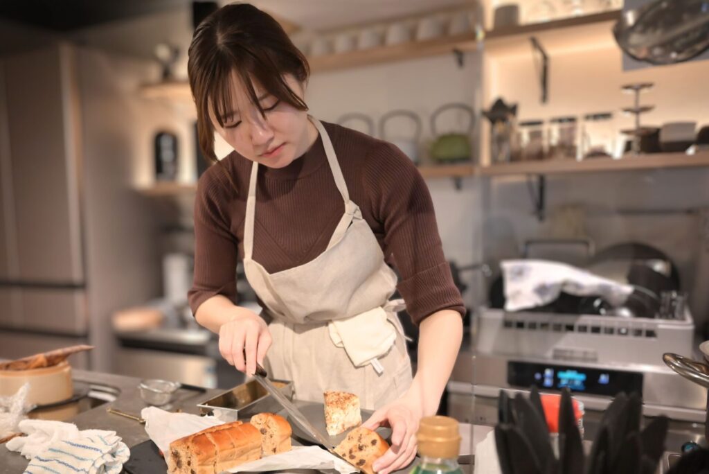 ゆか食堂 調理中のゆかさん