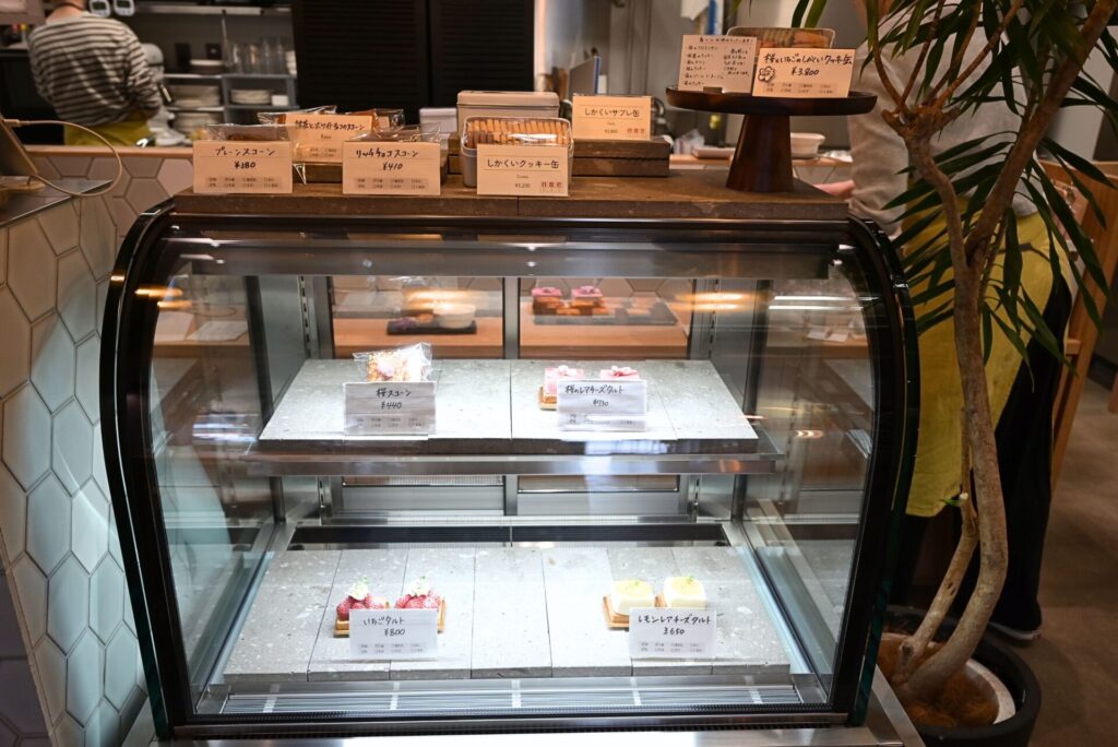 hare café店内ショーケース