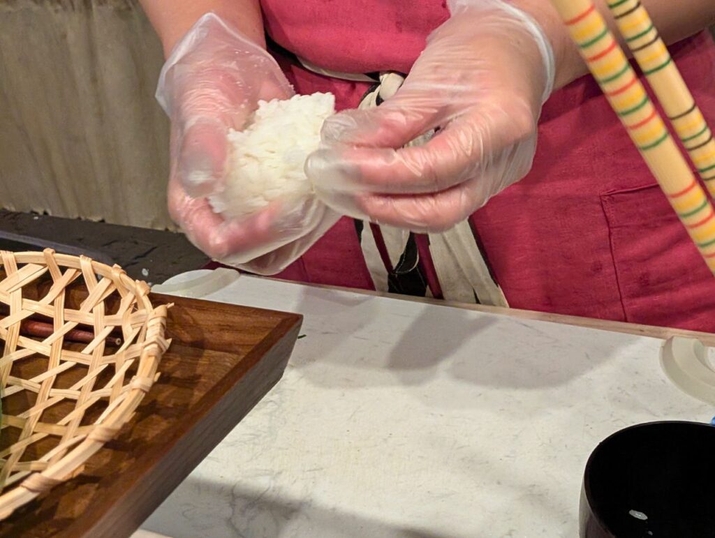 おにぎりうたり　おにぎりをにぎるところ