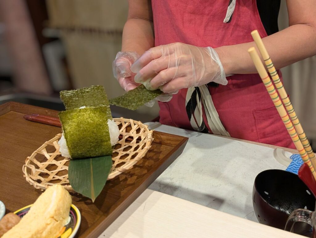 おにぎりうたり　おにぎりをにぎるところ２
