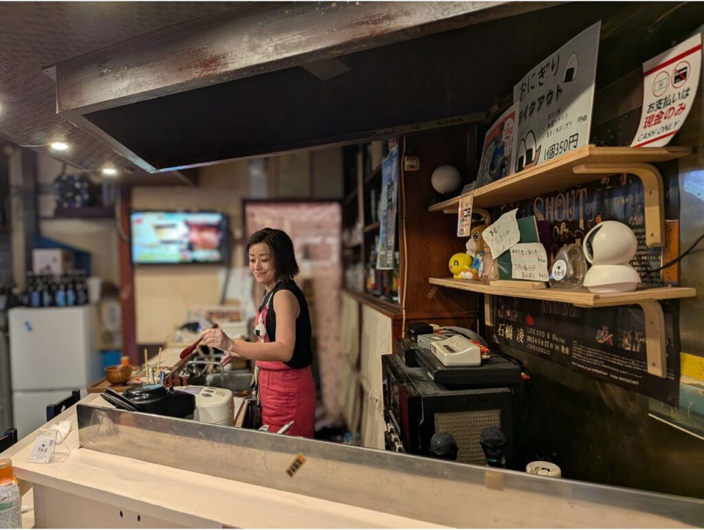 おにぎりうたりのカウンターに立つ女性店主
